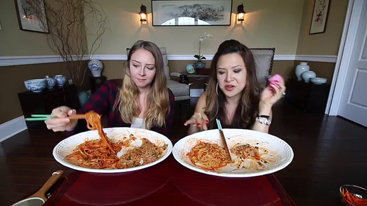 SPICY NOODLE CHALLENGE FT. MOMMY TANG - MUKBANG