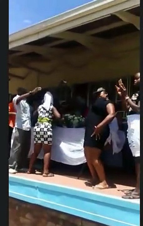 Vidéo-Insolite  Lors de la levée du corps de leur collègue décédée, ces prostituées font une chose inattendue