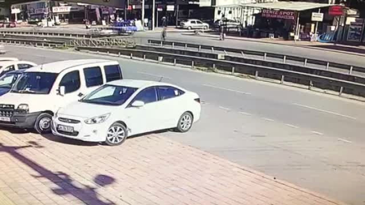 Feci Kaza Kamerada... Otomobil Yaşlı Adamı Metrelerce Yukarıya Fırlattı