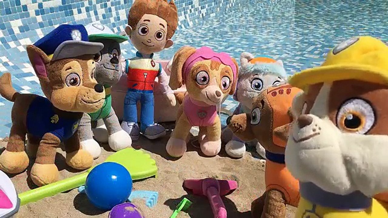 Patrulla canina juguetes español PARQUE ACUATICO PAW PATROL EN LA PLAYA DE LA PISCINA y DINOSAURIOS