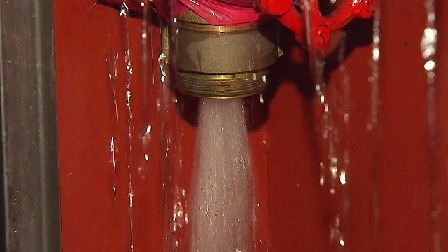 소화전 동파로 때아닌 '물난리'...4시간여 단수 / YTN