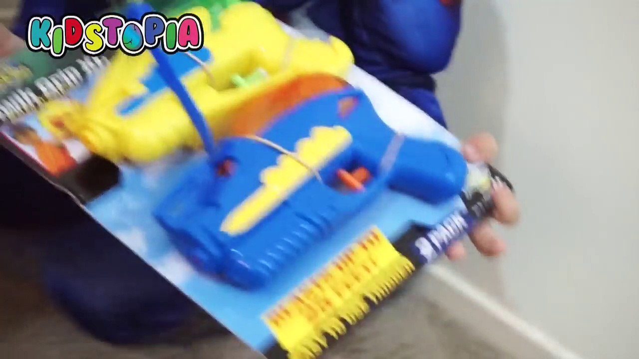 Captain America Civil War GIANT EGG SURPRISE OPENING Color Changers Kids Video