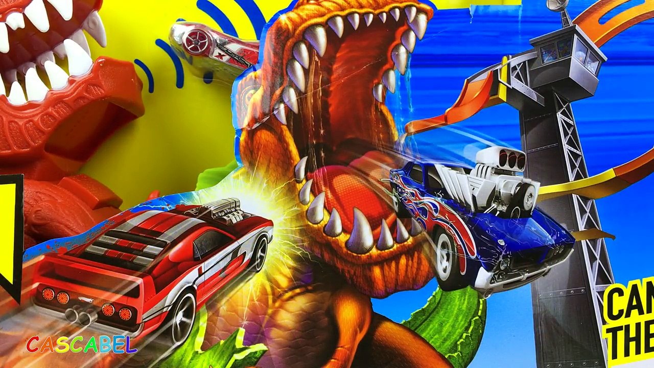 HOT WHEELS PISTA DUELO DE DINOSAURIO T-REX TAKEDOWN CON SONIDOS DEL DINOSAURIO Y 18 COCHES INCLUIDO