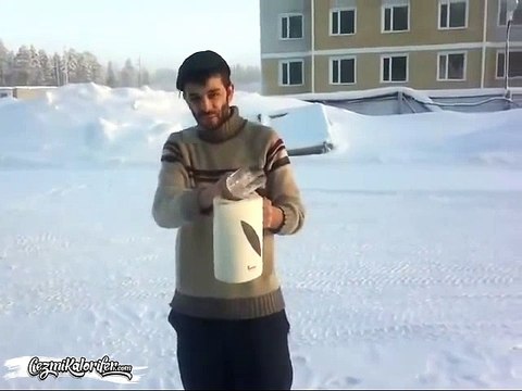 Eksi 48 Derece Soğukta Kaynar Suyun Buz Olmasına Çok Şaşıran Arkadaş