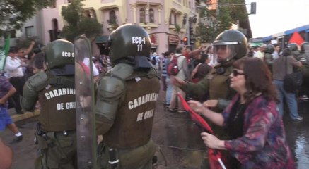 Manifestación por defensa del litio en Chile causa enfrentamientos con la policía
