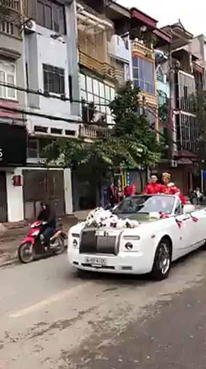 Đám hỏi rước dâu bằng dàn siêu xe và mô tô phân khối lớn chạy quanh đường phố