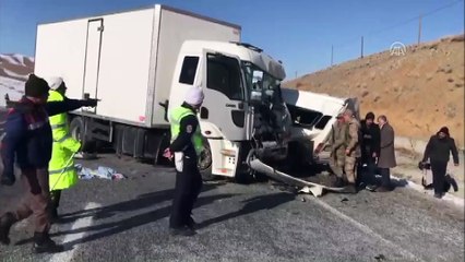 Minibüsle tır çarpıştı: 8 ölü, 2 yaralı (2) - VAN