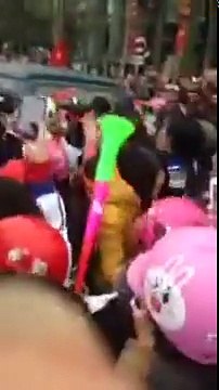 Người dân Thanh Hóa ôm chặt xe ô tô khi thấy các cầu thủ về đến quê nhà