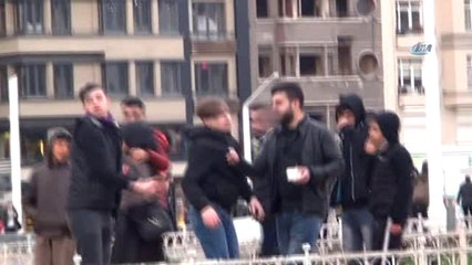 Taksim Meydanı'nda Tekme ve Tokatlı Kavga Kamerada