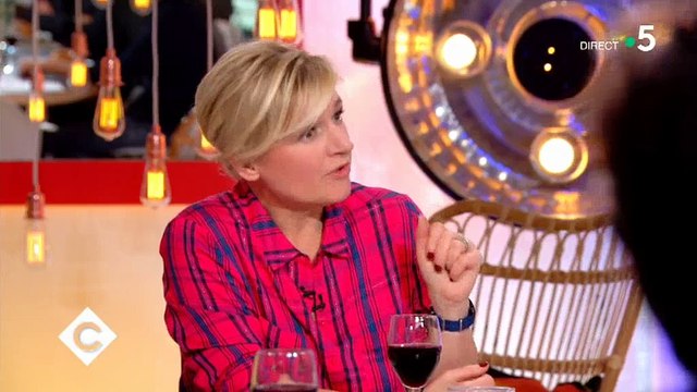 Anne-Elisabeth Lemoine demande aux gagnants de Destination Eurovision s'ils vont traduire leur chanson - Regardez