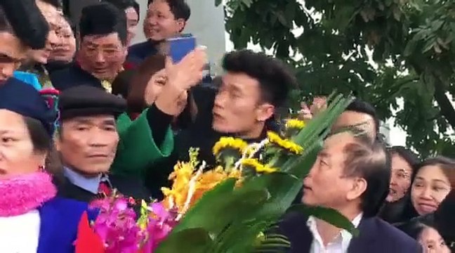 Thủ môn Bùi Tiến Dũng trước khi lên xe về nhà.