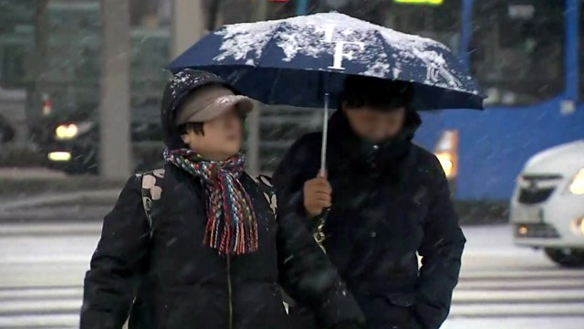 [날씨] 퇴근길 기습 눈에 교통 정체...빙판길 조심 / YTN