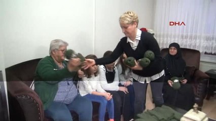 Zonguldak Mehmetçik Üşümesin Diye Bere ve Boyunluk Örüyorlar