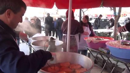 Yunusemreli Muhtarlar Afrin Şehitleri İçin Pişi Dağıtıp Dua Etti