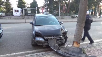 Bilecik'te Otomobil Ağaca Çarptı: 3 Kişi Yaralandı