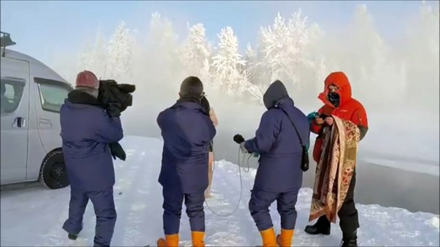 Un touriste japonais s'allonge dans une rivière par -60°