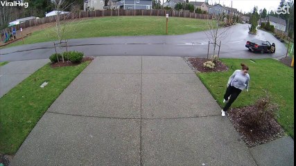 Kuryenin kapı önüne koyduğu paketi çalan kadın bacağını kırıdı