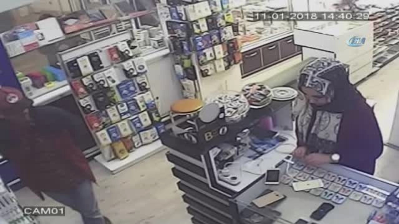 Şapkalı Cep Telefonu Hırsızlığı Güvenlik Kamerasında