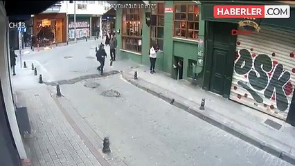 Yürüyen kadına yumruk atan adam