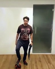 الفنان هشام ماجد قبل تحدي كريم فهمي فى تحدى "البلايند فولد"