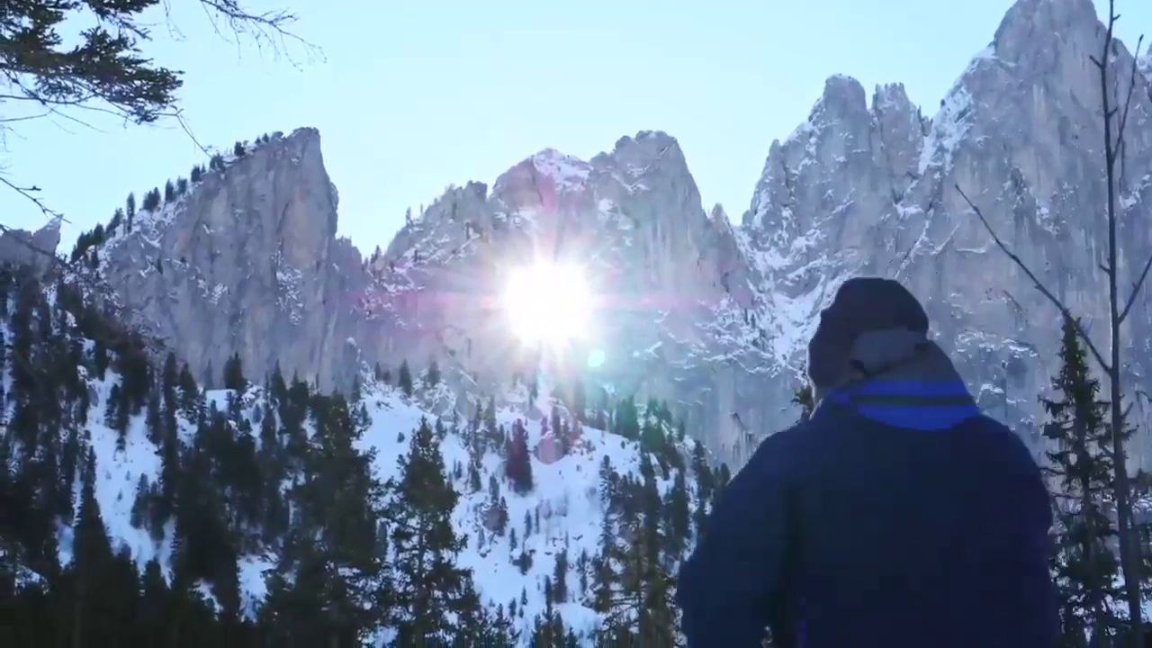 Le soleil transperce une montagne (Suisse)