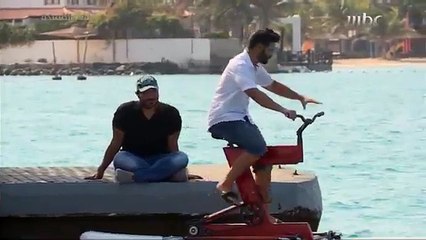 عبد الله الجمعة يجرب الدراجة المائية على شاطئ شرم أبحر