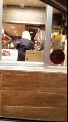 Un client d’un McDrive filme une grosse embrouille entre plusieurs employés