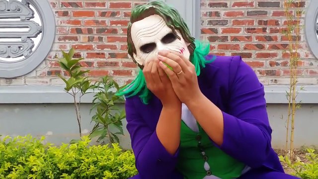 إلسا الطفل مقابل ديادبول اللعب مع الديناصورات ث الأبطال الخارقين الحقيقي في اليسار