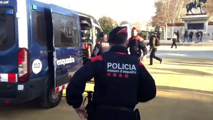 Manifestants entrant dins del parc de la Ciutadella