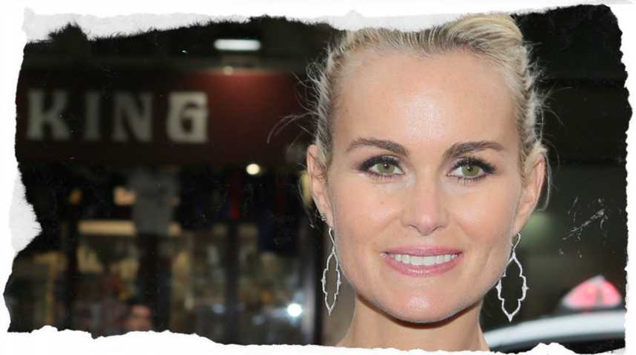 Entourée de ses amies et de ses filles, Laeticia Hallyday retrouve le sourire