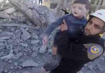 下载视频: Children Pulled From Rubble After Airstrikes in Idlib Governorate