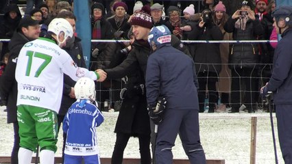 Casal real mostra habilidade no hóquei