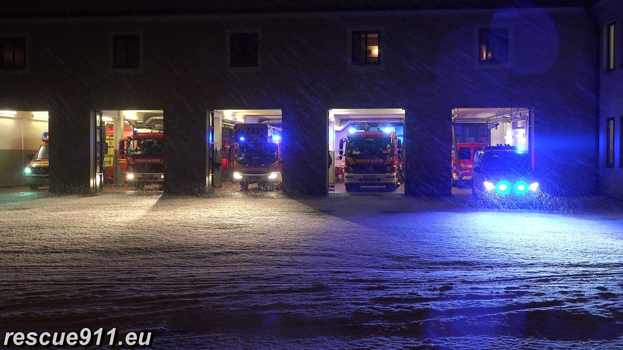 [München] Einsatzfahrten im Schneetreiben zu Feuer neben FW 5 - Feuerwehr, Rettungsdienst, Polizei