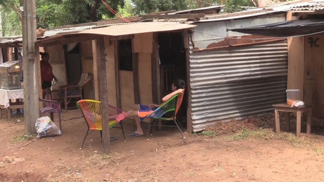 Afectados por inundaciones en Asunción se refugian en predios militares