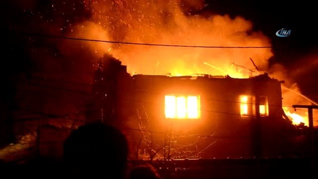 Manisa'da Korkutan Ev Yangını...alev Alev Yanan Ev Küle Döndü