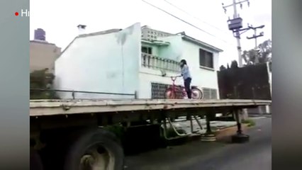 Quiso hacer una acrobacia con su bicicleta y casi terminó en un hospital