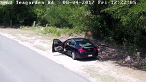 Une caméra de surveillance surprend un homme abandonnant son chien en bord de route