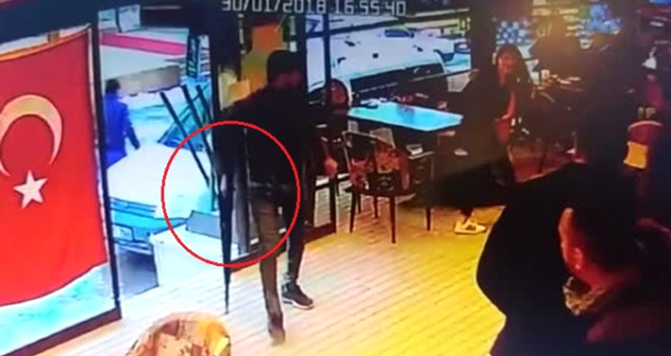 Dehşet Anları Kamerada! Öfkeli Şoför Pompalı Tüfekle Kafe Bastı, Bir Müşteri Yaralandı