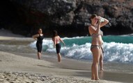 Alanya'da Tatilciler Denize Girip Kumsalda Güneşlendi