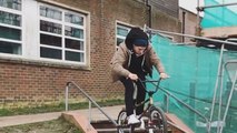 Trick avec un BMX et des cônes de chantier
