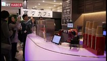 Japonya'da bir kafede kahveyi robotlar hazırlıyor