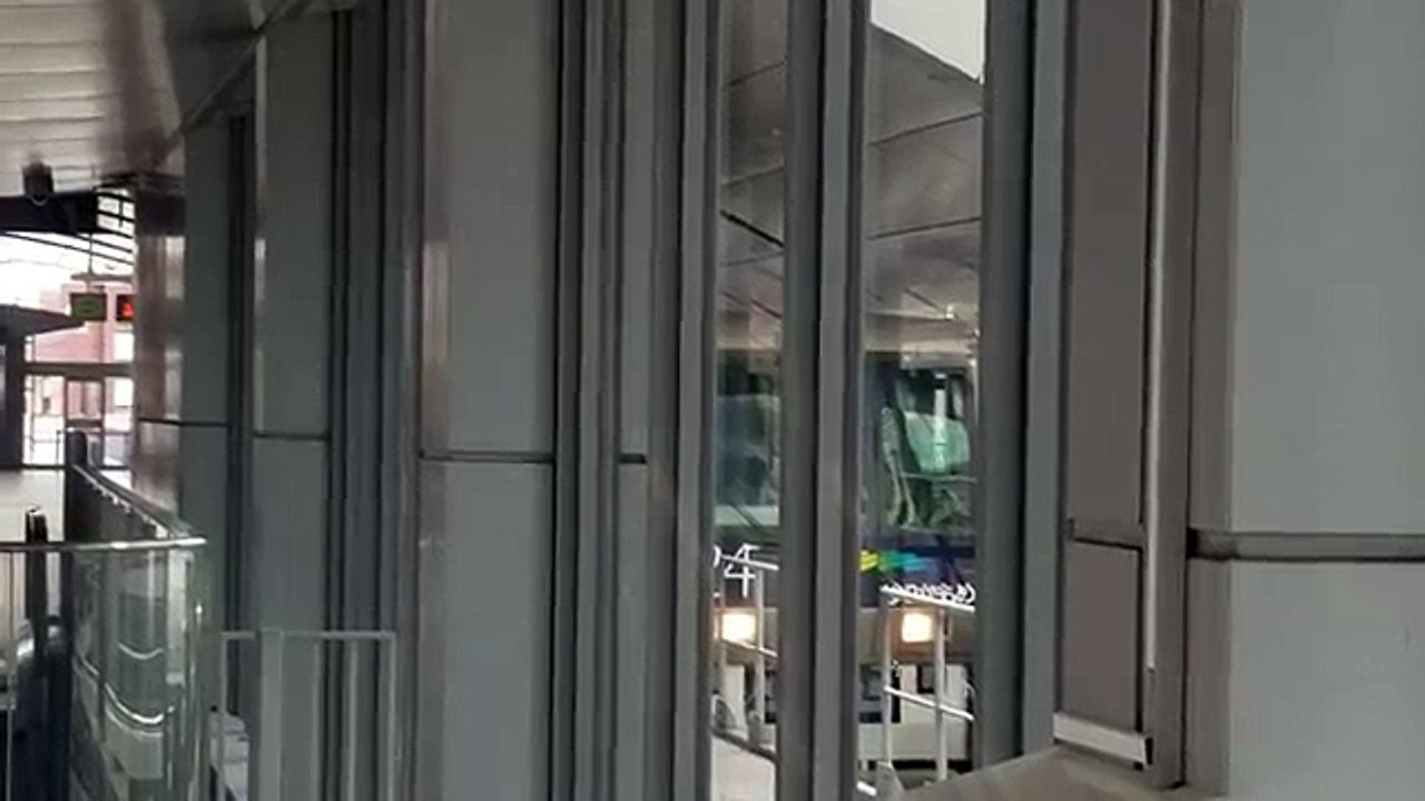 【新橋駅】ゆりかもめ7000系、発車シーン
