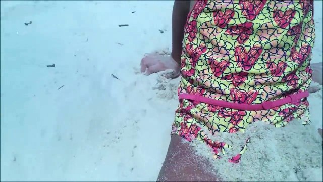 DESAFIO NA PRAIA - FALE QUALQUER COISA OU SERÁ ENTERRADO NA AREIA