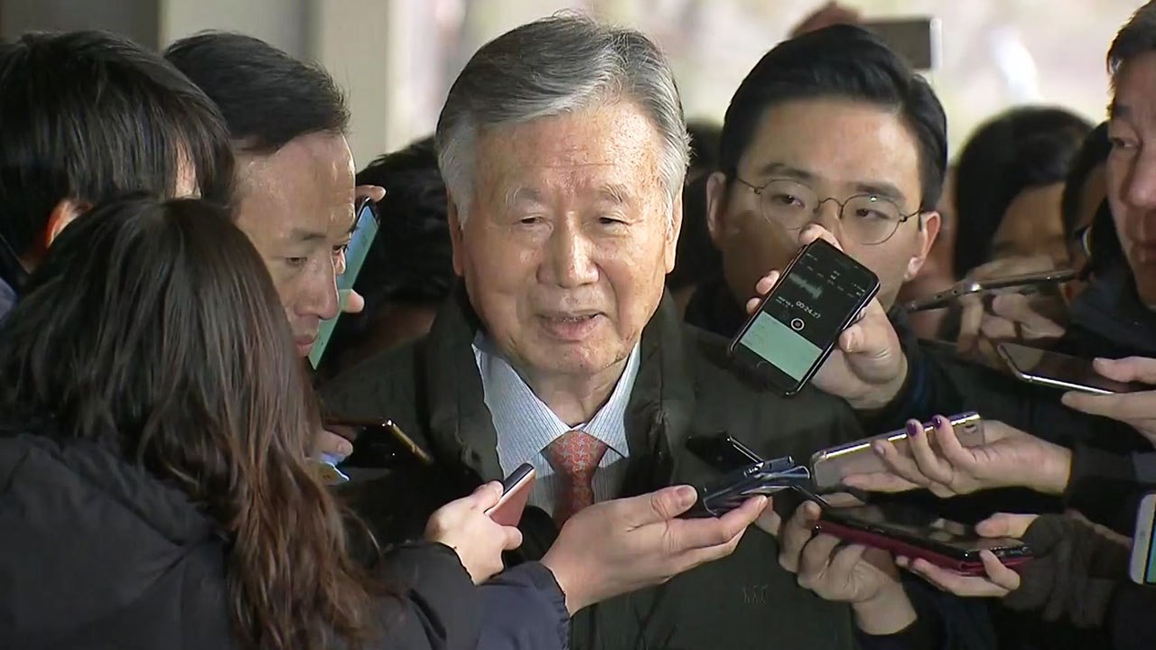 [현장영상] '비자금 조성 혐의' 부영그룹 이중근 회장 출석 / YTN