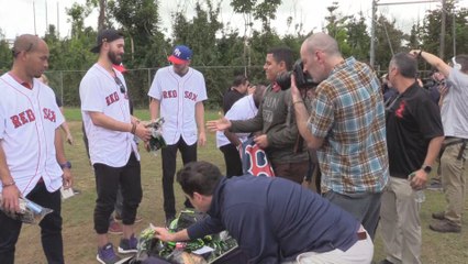 Alex Cora llega a Puerto Rico con donaciones de los Medias Rojas