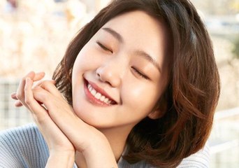 A fan asked Kim Goeun for her Autograph under the Sea