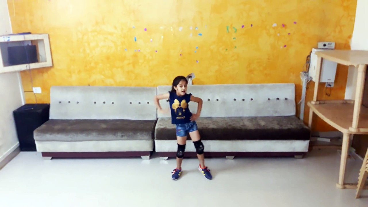 Cheez_badi_he_mast_mast_Dance_performance