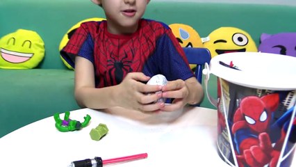 Скачать видео: Homem Aranha e Hulk Abrem BALDE SURPRESA Massinha Play Doh Spiderman Surprise Eggs Kids Toys