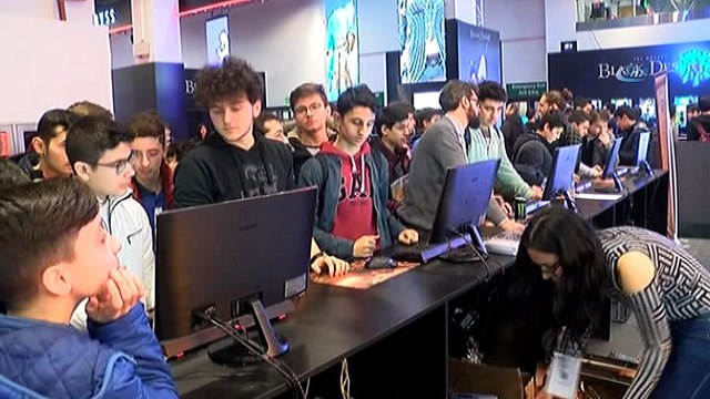 Oyun fuarına katılmak isteyenler metrelerce kuyruk oluşturdu