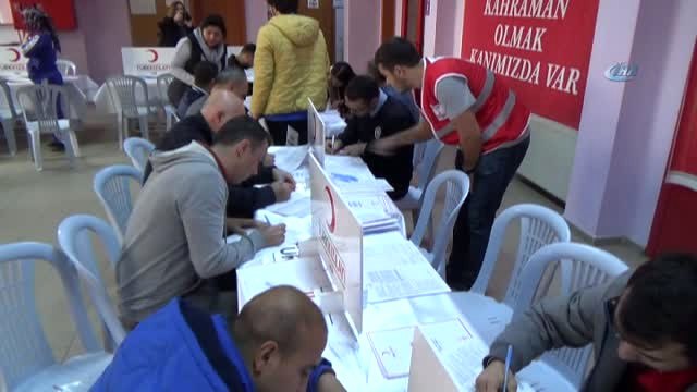 Polis ve Askerden Afrin'deki Mehmetçiğe Kan Bağışı